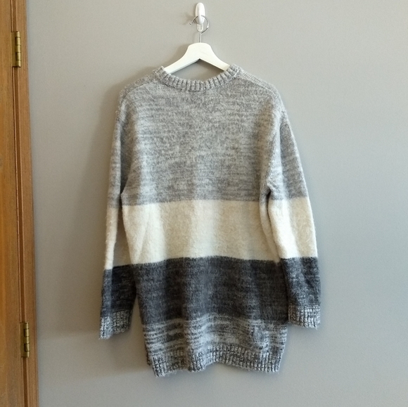 Oversized Color Block Sweater - Picture 2 of 3